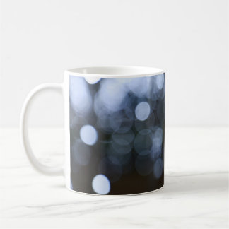 Silver, vit nattbakgrund vid bågen. kaffemugg