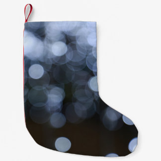 Silver, vit nattbakgrund vid bågen. liten julstrumpa