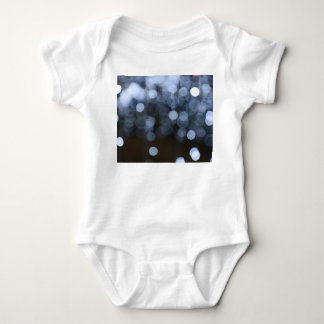 Silver, vit nattbakgrund vid bågen. t shirt