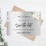Silver vita blommigt snöre födelsedag spara datumet<br><div class="desc">En modern och elegant Spara datum i 50:e födelsedagsfesten. En faux silver-tittar bakgrund,  dekorerad med vita blommor och vita snöre. Anpassa och lägg till ett datum och namn. Texten: Spara datumet skrivs med ett stort trendig-handskript i stil.</div>
