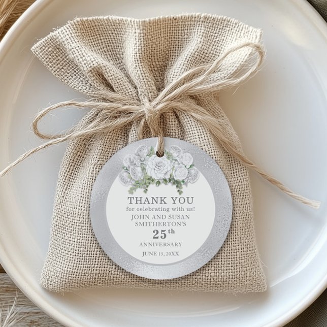 Silver White Flowers 25:e Bröllop-årsdagen Gåvor Etiketter (Silver and white 25th anniversary round tag
)