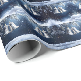 Silvera utsmyckade klockor på frostiga tallar presentpapper