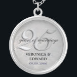 Silverårsdaghalsband Silverpläterat Halsband<br><div class="desc">25 år av giftermål är resonerar för att fira. Hedra att sakkunniga kopplar ihop i stil med detta minnessakhalsband. Borstade offsetar för en silvermetallbakgrund som den stora "2en-5" överexponerade med din skräddarsy text. Tillfoga parets namn, och bröllop daterar. Matcha tillgängliga produkter. BEHAGA NOTERAR: detta objekt använder en closeup fotograferar av...</div>