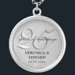 Silverårsdaghalsband Silverpläterat Halsband<br><div class="desc">25 år av giftermål är resonerar för att fira. Hedra att sakkunniga kopplar ihop i stil med detta minnessakhalsband. Borstade offsetar för en silvermetallbakgrund som den stora "2en-5" överexponerade med din skräddarsy text. Tillfoga parets namn, och bröllop daterar. Matcha tillgängliga produkter. BEHAGA NOTERAR: detta objekt använder en closeup fotograferar av...</div>