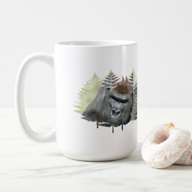 Silverback framträder ur träden kaffemugg (Med munk)