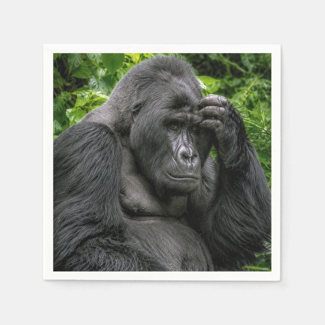 Silverbackgorilla djupt i tankar pappersservett (Framsidan)