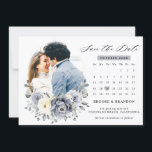 Silvergrå Elfenbensvitt Blommig Vinter Rustik Bröl Spara Datumet<br><div class="desc">Elegant vinter bröllop blommig rädda datum-kort med elegant grå,  elfenbensvitt och silver vattenfärg blommig bukett frostfärgad grönska. Vänligen kontakta mig för hjälp med anpassning eller om du behöver någon annan produkt med denna design</div>