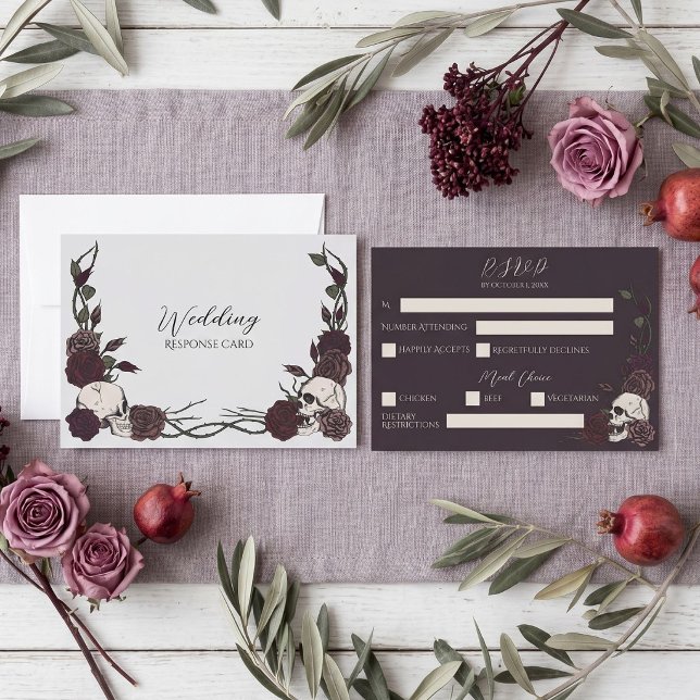 Silvergrå Mörk Blommig Dödskalle Bröllop RSVP Spara Datumet (Hand-drawn gothic ink skull and rose wedding rsvp response card in silver gray and dark plum)