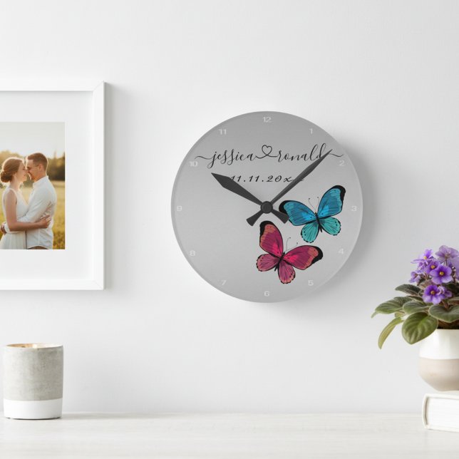 Silvergrå Namn Datum Bröllopsgåva Personligad Rund Klocka (Personalized wall clock with newlywed's names and wedding date. Plus a lovely butterflies bonus!)