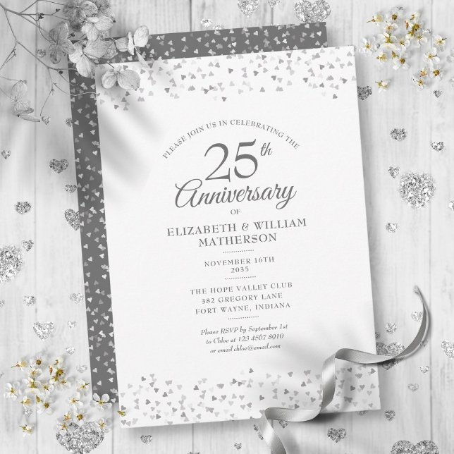 Silverhjärtkonfetti till 25-årsjubileum inbjudningar (25th Wedding Anniversary Silver Hearts Confetti Invitation)