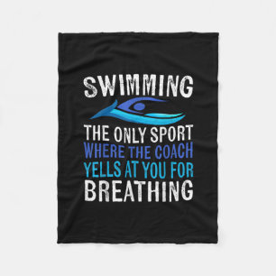 Simma endast sport där coachschwimmer ger fleecefilt