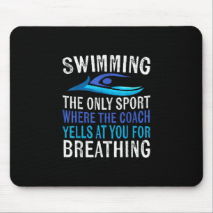 Simma endast sport där coachschwimmer ger musmatta