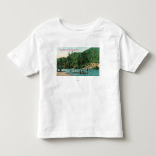Simma nära skeppsdockan på den ryska floden tee