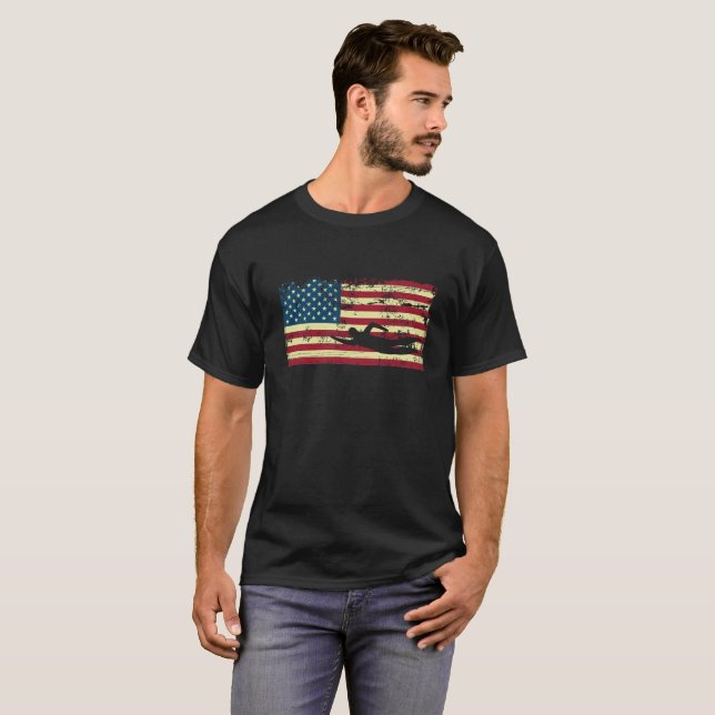 Simma simmaren för simmaUSA amerikanska flaggan T Shirt (Hel framsida)