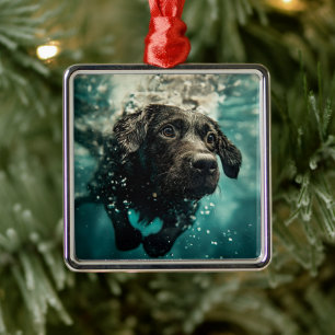Simmande Labrador-valp under vattnet-design Julgransprydnad Metall