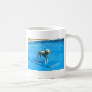 Simning för vitCockapoo hund på en Raft Kaffemugg
