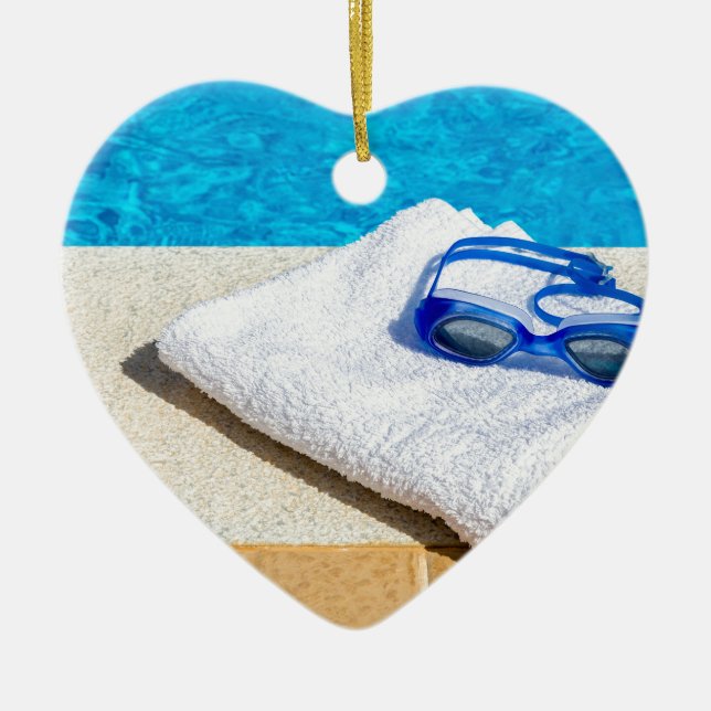 Simninggoggles och handduk nära simbassäng julgransprydnad keramik (Framsidan)