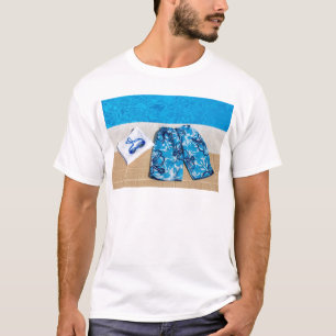 Simningstamgoggles och handduk på bassängen t shirt