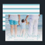 Simple Aqua Beach Photo Elegant Jul Julkort<br><div class="desc">Skicka ut helgdag med det här platta julkortet för nautiskt tema,  med en enkel design med ord "Seas and Hälsning" i ett tunt elegant-skript,  tillsammans med ditt meddelande över vågräts favoritsemesterfoto. Baksidan har aqua och vit rand.</div>
