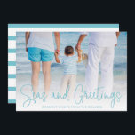 Simple Aqua Beach Photo Elegant Jul Julkort<br><div class="desc">Skicka ut helgdag med det här platta julkortet för nautiskt tema,  med en enkel design med ord "Seas and Hälsning" i ett tunt elegant-skript,  tillsammans med ditt meddelande över vågräts favoritsemesterfoto. Baksidan har aqua och vit rand.</div>