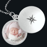 Simple Baby Photo Namn, födelsedatum för Berlockhalsband<br><div class="desc">Enkelt Baby Photo Namn-födelsedatum för födelseaktens skull. Byt enkelt ut exempelbilden mot din egen och anpassa babyens namn och födelsedatum.</div>