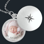 Simple Baby Photo Namn, födelsedatum för Berlockhalsband<br><div class="desc">Enkelt Baby Photo Namn-födelsedatum för födelseaktens skull. Byt enkelt ut exempelbilden mot din egen och anpassa babyens namn och födelsedatum.</div>