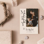 Simple Beige Merry Typography Wildblommjul Jul Julkort<br><div class="desc">Sprid lite glädje med vårt enkla Beige Merry Typography Wildblomma-julkort! Perfekt för unga familjer som är av kärlek natur, detta moderna och minimala helgdag är fullt av festliga former. Fånga ditt vackra julfoto i den återinspirerade kombinationen av varma örhänta toner och klassisk svart serif-typografi med en modern vrid - ett...</div>