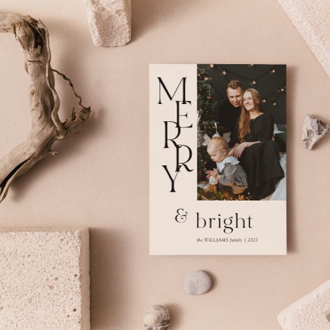 Simple Beige Merry Typography Wildblommjul Jul Julkort (Spread the magic of the holidays with these beautiful cards 🎅🏼❤️)