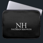 Simple Black Monogram Modern Laptop Fodral<br><div class="desc">Modern laptop sleeve har en enkel och minimal svart design med ditt monogram i ett fet teckensnitt tillsammans med ditt namn.</div>