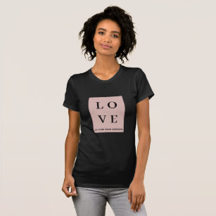 Simple Black & Rosa KÄRLEK  Låt oss värdera alla T Shirt