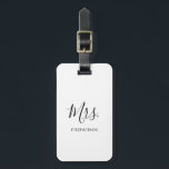 Simple Black White Mrs Last Name Newlyed Bride Bagagebricka<br><div class="desc">Enkel bagagemärke med "Mrs" i ett elegant-skript tillsammans med ditt efternamn i svart över en vit bakgrund. Den moderna bagagetaggen gör perfekt bröllop-gåvan till en ny brud till hennes smekmånad.</div>