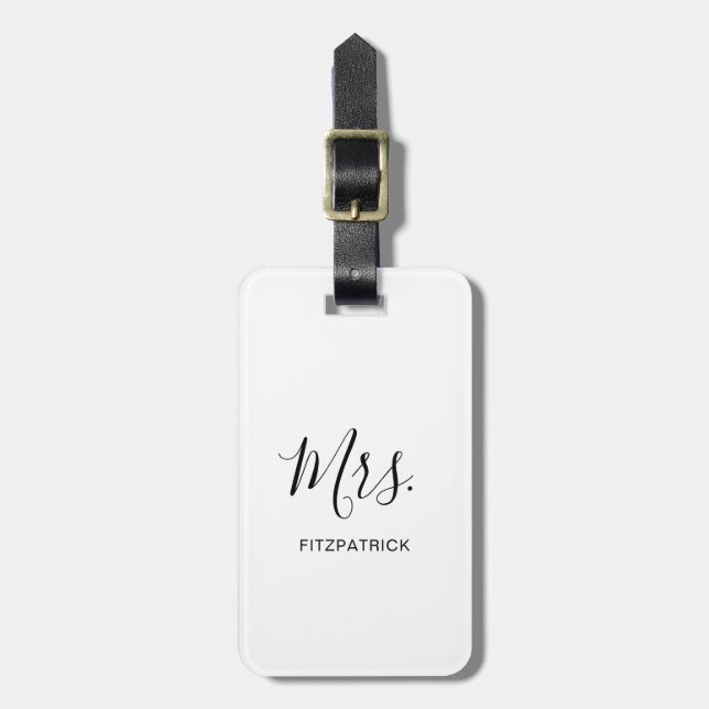 Simple Black White Mrs Last Name Newlyed Bride Bagagebricka (Vertikal Framsida)