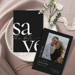 Simple Black White Photo Spara Datumet<br><div class="desc">Dessa 5 x 7-tumsdisketter har en minimalistisk design i eggshell-vit och grått-brev på en svart bakgrund med platshållare på baksidan för det förlovade paret namn,  bröllop-datum,  platsinformation och ditt favoritfoto!</div>