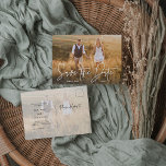 Simple Boho | Elegant Skriptfoto Spara datum Meddelande Vykort<br><div class="desc">Det här enkla och boho bröllop spara datum-vykortet har ditt personliga foto på framsidan,  med elegantens moderna,  handskrivna skripttypografi. Baksidan av vykortet har gott om utrymme för all information om bröllop,  allt utskrivet över ett helt överlägg av ditt andra foto.</div>