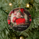 Simple Cute Elegant Photo Baby under Första jul Julgransprydnad Keramik<br><div class="desc">Cute Baby Första julprydnad med en enkel design med "(Namn) Första jul" i ett elegant och året därpå över ditt favoritfoto.  Baksidan har ett andra bild tillsammans med baby namn och födelsestatus.  Detta moderna födelsetillkännagivande i helgdag gör en underbar julklapp till alla dina kära.</div>