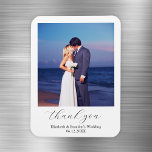 Simple Elegant bröllop Photo Tack Magnet<br><div class="desc">Bröllop tackar dig för magnetkort med ett foto av paret och en enkel elegant. Anpassa den med namn och bröllop-datum eller ett anpassningsbar till gästerna.</div>
