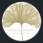 Simple Faux Guld Ginkgo Monogram Bröllop Runt Klistermärke<br><div class="desc">Fira i stil med den här eleganten runt bröllop-dekalen med en enkel faux guld-ginkgo-design i löv på ren vit bakgrund. Perfekt för försegling av höljen, favoritpåsar eller presentlådor. Den här botaniskt inspirerade klisterlappen tillför ett modernt, boho-tryck till ditt bröllop-skrivbord. Fullt anpassade med namn eller ditt budskap är det idealiskt för...</div>