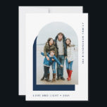 Simple Hanukkah Arch | Modern 2-foto Julkort<br><div class="desc">De här enkla och elegant Hanukkah-korten säger "Kärlek och ljus" och visar ditt foto i en modern bågform på vit bakgrund,  med en annan mörk marin blå båge som accent. Kortets baksida har plats för ytterligare ett foto,  plus ett personligt meddelande från kort.</div>