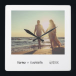 Simple Modern Black and White Newlyed Photo Fyrkantig Klocka<br><div class="desc">Roligtens väggklocka som imiterar ett ögonblicksbilds utseende. Den här coolans väggklocka har en minimal design och ett filter över fotot till ge en åldras,  titta tillbaka (filtret kan ändras eller tas bort genom att klicka på anpassningsknappen).  Gör en underbar bröllop-gåva till bruden och brudgummen eller nylökar.</div>