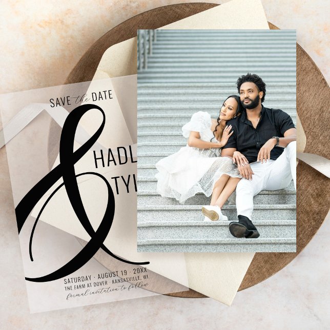 Simple Modern BLACK Photo Underlay Bröllop Spara Datumet (Simple photo underlay card for modern bold black ampersand vellum overlay wedding save the date)