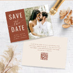 Simple Modern Boho Terracotta Earthy Photo QR-kod Spara Datumet<br><div class="desc">Inför dina kommande påhopp i stil med vår Boho Terracotta Spara datuminbjudan! Denna ärliga, rustiska inbjudan är perfektens sätt att ange tonen för ditt bohemiska bröllop. Terracotta färg, som påminner om varma solnedgångar och bördig jord, kommer att ge en ekologisk och naturlig känsla för din speciella dag. Med ett vackert...</div>