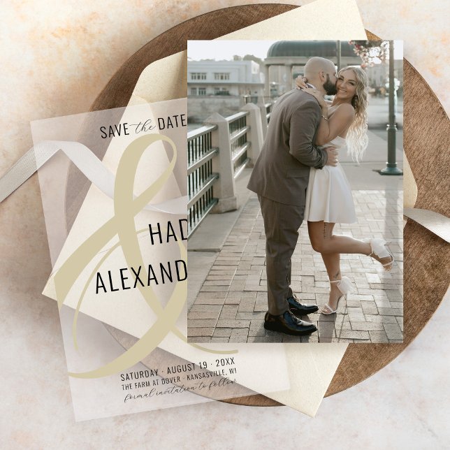 Simple Modern CHAMPAGNE Photo Underlay Bröllop Spara Datumet (Simple photo underlay card for modern champagne gold ampersand vellum overlay wedding save the date)