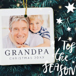 Simple Modern Chic Anpassningsbar Grandpa Photo He Julgransprydnad Keramik<br><div class="desc">Design består av modern chic-typografi med sans serif- och serif-teckensnitt. Lägg till ett foto av anpassningsbarna morfar och årtal.</div>