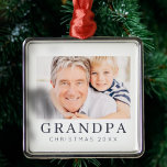 Simple Modern Chic Anpassningsbar Grandpa Photo He Julgransprydnad Metall<br><div class="desc">Design består av modern chic-typografi med sans serif- och serif-teckensnitt. Lägg till ett foto av anpassningsbarna morfar och årtal.</div>