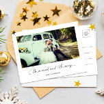 Simple Modern Elegant-julfoto Helg Vykort<br><div class="desc">Det här är ett modernt och minimalt vykort för svart och vit helgdag med ett enkelt foto och en elegant med "Gift och merry" i en elegant som skriver text. Ändra enkelt fotot på framsidan, byt ut familjen eller företaget namn och lägg till ett personlig på baksidan med hjälp av...</div>