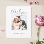 Simple Modern Elegant Script Photo Bröllop Tack Kort<br><div class="desc">Den här enkla, chic fotot bröllop-tack som du har med platta kort har en ren, modern design. Du kan ändra formen till vassa i stället för rundade hörn om du vill, eftersom båda ser bra ut med den här utformningen! Vi har valt ett modernt skript för "tack" på framsidan. Vi...</div>