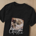 Simple Modern Grunge Anpassningsbar Badge Pet Phot T Shirt<br><div class="desc">Den här enkla och klassiska designen består av serif-typografi och lägger till ett anpassningsbar-foto.</div>