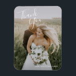 Simple Modern Photo Elegant bröllop Magnet<br><div class="desc">Enkla magneter i bröllop med "Tack" i ett handskrivet skript i eleganten över det översta lämnat och ditt namn i högerna grund,  över ditt favoritfoto. Den chic handskriften ger en romantisk beröring till denna minimalistiska utformning. De här magneterna är underbara som ett personlig bröllop som dina gäster vill behålla.</div>