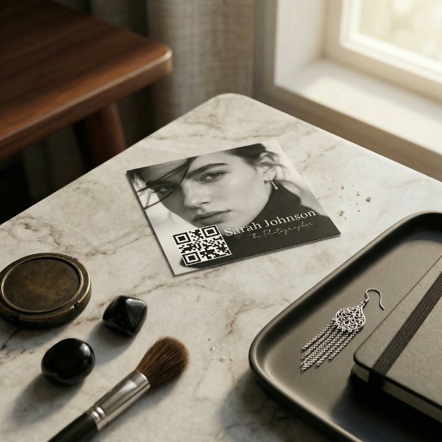 Simple modern QR code minimal social media  Fyrkantigt Visitkort (Skapare uppladdad)