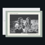 Simple Modern Sage Grönt Hanukkah Family Photo Julkort<br><div class="desc">Fira Hanukkah med stil och elegans med den här Anpassningsbarna Simple Modern Sage Grönt Hanukkah Photo Card. Med en grönt för chic och en ren, minimalistisk utformning kan du med det här helgdag anpassa dig till ditt favoritfoto och din anpassningsbar. Perfekt för att skicka varmt önskemål till vänner och familj...</div>